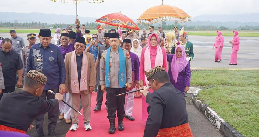 SELAMAT DATANG - Pejemputan adat Mopotilolo kepada Kapolda Gorontalo yang baru Irjen Pol Widodo bersama istri Ny. Septiana Widodo dan Ketua Komisi Yudisial RI Amzulian Rifai, Kamis (21/8). (Foto – Dok/Pemprov-Valen).