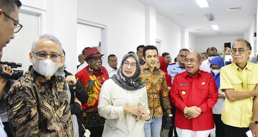 Wali Kota Gorontalo, Adhan Dambea ketika mendampingi legislator Komisi IX DPR RI ketika melakukan kunjungan ke RSUD Aloei Saboe, Senin (11/8/2025). (Foto: Prokopim)