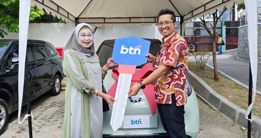 Branch Manajer KC Gorontalo, Hendy Purnomoadi, ketika menyerahkan secara simbolis hadiah berupa mobil kepada H. Rita Manangi, Kamis (14/8/2025)