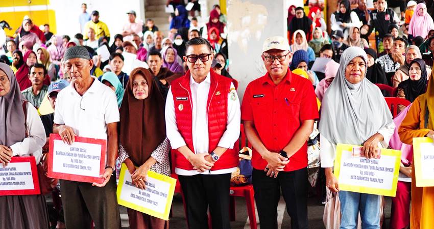 Wakil Wali Kota Gorontalo, Indra Gobel ketika melakukan foto bersama dengan sejumlah penerima BPNTD, Rabu (20/8/2025). (Foto: Prokopim)