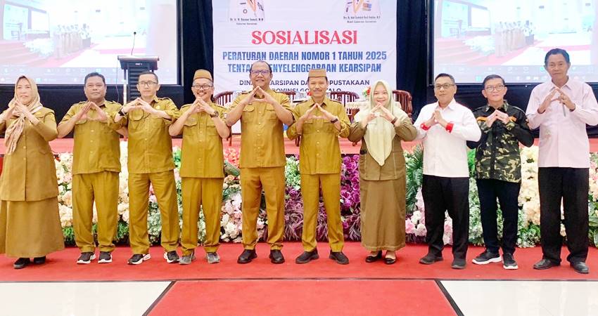 Sekda Provinsi Gorontalo Sofian Ibrahim membuka Sosialisasi Perda Nomor 1 Tahun 2025 tentang Penyelenggaraan Kearsipan di Grand Palace Convention Center, Selasa (5/8). (Foto : Mila/diskominfotik)