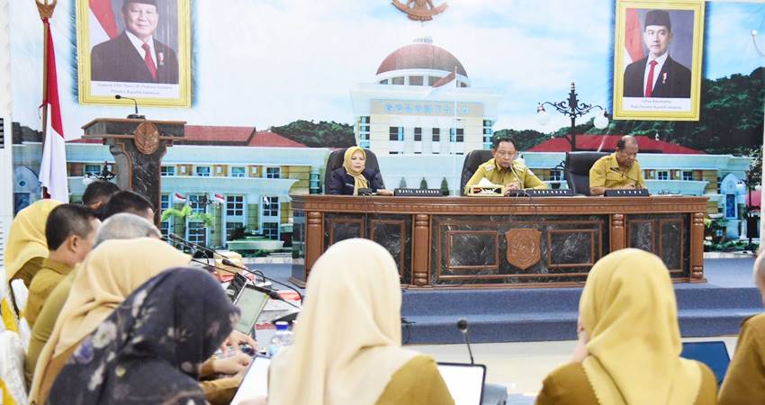 Gubernur Gorontalo Gusnar Ismail, dan Wakil Gubernur Idah Syahidah RH memimpin Rapim evaluasi serapan APBD, berlangsung di ruang dulohupa kantor gubernur, Senin (4/8). (foto : haris / diskominfotik)