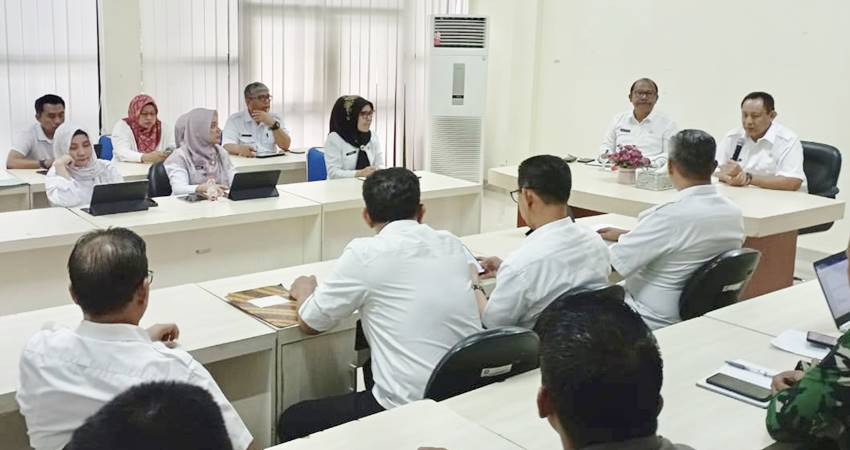 Gubernur Gorontalo Gusnar Ismail saat memberikan arahan pada rapat persiapan rangkaian kegiatan peringatan HUT ke-80 RI yang dipimpin oleh Sekdaprov Sofian Ibrahim, di Aula Dinas Kelautan dan Perikanan, Rabu (6/8). (Foto : Thomas/diskominfotik)