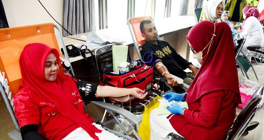 ASN Pemprov Gorontalo mengikuti aksi Donor Darah Merdeka yang dilaksanakan Pemprov Gorontalo bekerja sama dengan PMI di Dinas Kesehatan, Kamis (7/8). (Foto : Haris / diskominfotik)