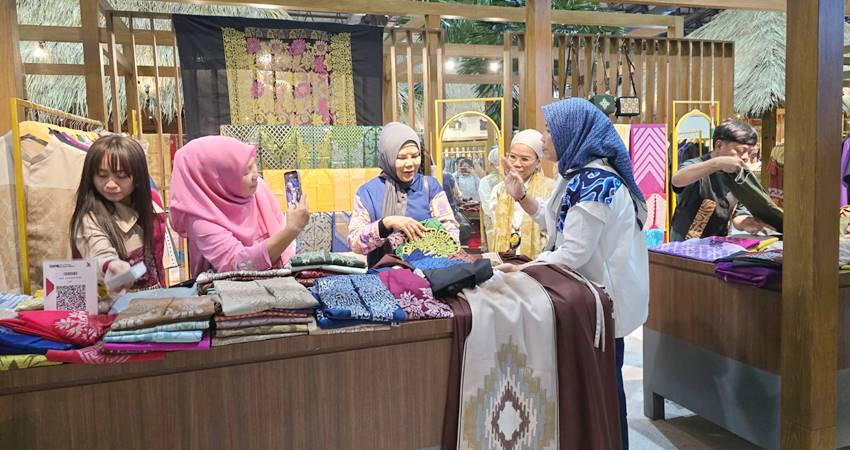 Wagub Idah Syahidah RH meninjau stand UMKM Gorontalo yang menampilkan produk Karawo pada gelaran Karya Kreatif Indonesia (KKI) 2025 di Hall B JIExpo Convention Center (JICC) Jakarta, Sabtu (9/8). (Foto – Finky/adc)