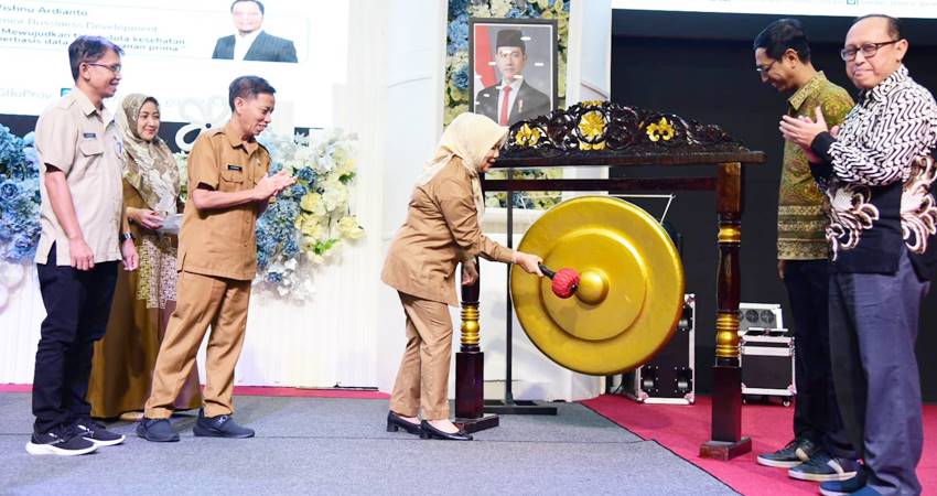 Wagub Idah Syahidah Rusli Habibie saat memukul gong sebagai tanda pembukaan Workshop Percepatan Digitalisasi Layanan Kesehatan di Ballroom Gedung Azlea, Selasa (12/8).(Foto – Fadly Diskominfotik).