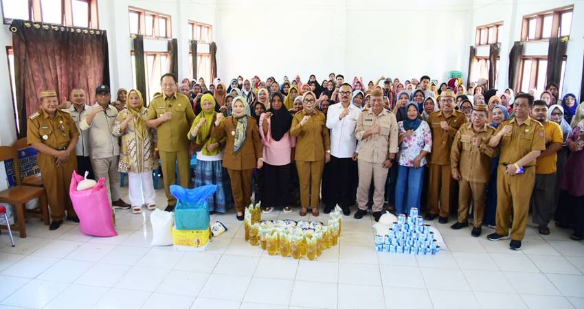 Gubernur Gusnar Ismail dan Wagub Idah Syahidah menyerahkan simbolis bantuan kepada pelaku UMKM di Gorontalo Utara yang diterima Wakil Bupati Nurjanah Yusuf, Selasa (19/8) di kompleks Kantor Camat Kwandang. (Foto – Haris/Diskominfotik).