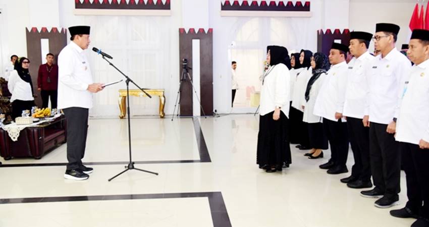 Gubernur Gusnar Ismail melantik TP Posyandu Provinsi Gorontalo periode 2025-2030 di aula rumah jabatan gubernur, Rabu (13/8). (Foto : Haris/diskominfotik)