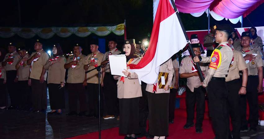 Wakil Gubernur Gorontalo Idah Syahidah Rusli Habibie saat memimpin upacara janji suci Gerakan Pramuka Provinsi Gorontalo yang dirangkaikan dengan HUT Pramuka ke 64 di Pelataran Taman Menara Limboto, Kabupaten Gorontalo, Rabu (13/8/2025). (Foto – Nova Diskominfotik).