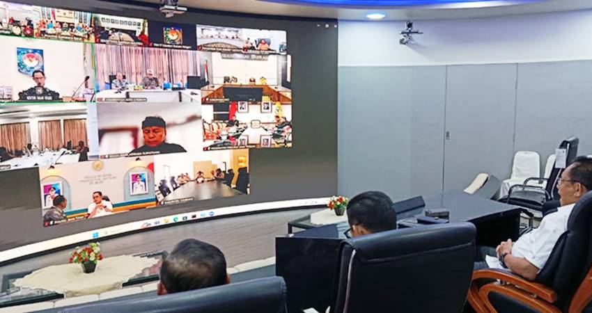 Gubernur Gusnar Ismail mengikuti zoom meeting yang dipimpin oleh Menteri Dalam Negeri Muhammad Tito Karnavian di ruangan Command Center Gubernuran Gorontalo, Kamis (14/8/2025). (Foto : Valen)