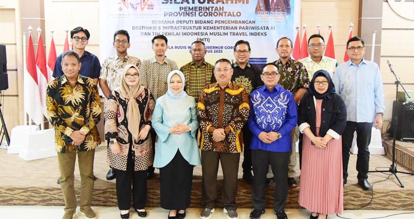 Wagub Idah Syahidah RH bersama Deputi Kemenpar RI Bidang Destinasi dan Infrastruktur Harianto juga Ketua Tim Penilai IMTI serta jajaran saat foto bersama usai silahturahmi di aula rumah jabatan Wagub, Sabtu, (23/8). (Foto – Fadly Diskominfotik)