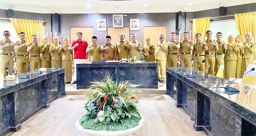 Penyerahan Praja Muda lulusan Institut Pemerintahan Dalam Negeri (IPDN) Angkatan XXXII tahun 2025 oleh Sekretaris Daerah Provinsi Gorontalo Sofian Ibrahim, bertempat di Ruang Huyula, Gubernuran, Senin (25/8/2025). (Foto : Mila/diskominfotik)