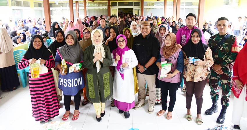 Wagub Gorontalo Idah Syahidah Rusli Habibie bersama Kepala Dinas Kumperindag Risjon Sunge dan penerima bantuan UMKM di Kecamatan Kota Utara, Kota Gorontalo, Kamis, (28/8/2025). (Foto – Fadly/Diskominfotik)