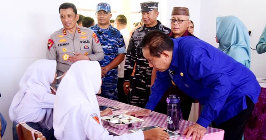 Gubernur Gusnar Ismail bersama Forkopimda dan Bupati Gorontalo Sofyan Puhi, melihat langsung pelaksanaan program MBG bagi siswa di SMK Negeri 1 Limboto, Kamis (31/7). (Foto : Haris/diskominfotik)