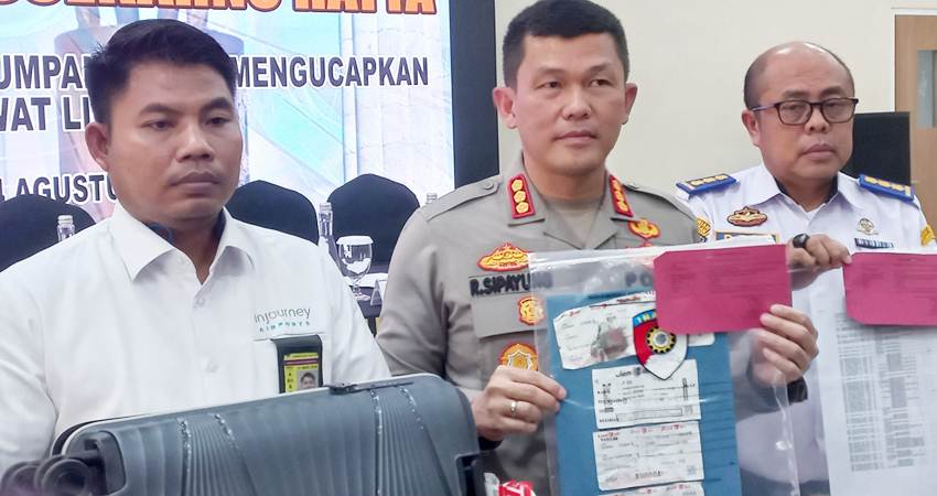 Polisi menunjukan barang bukti terkait penangkapan salah seorang penumpang Lion Air. (foto : Disway/Candra Pratama)
