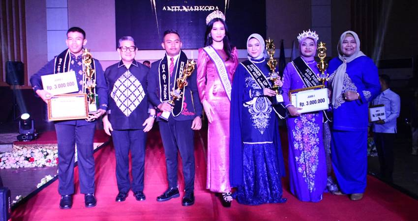 Wakil Wali Kota Gorontalo, Indra Gobel ketika melakukan foto bersama dengan duta anti narkoba terpilih tahun 2025, Sabtu (10/8/2025). (Foto: Prokopim)