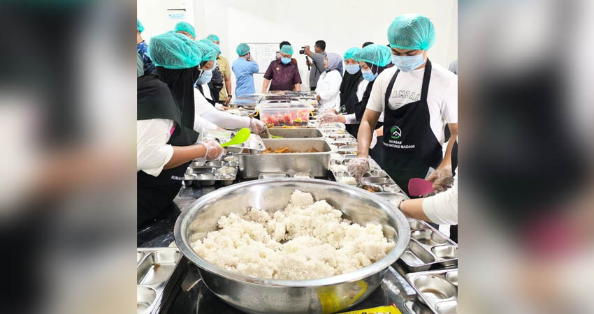 TINJAU. Bupati Gorontalo Sofyan Puhi saat melihat cara penyajian makanan yang menggunakan SOP