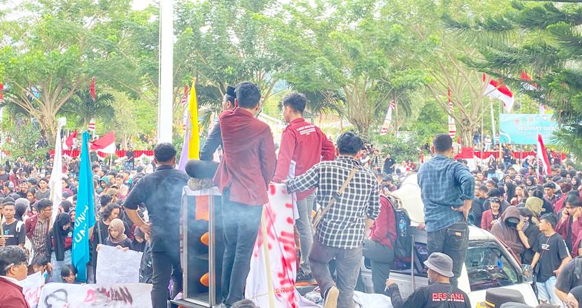 Massa aksi saat melakukan demo rumah Dinas Gubernur, Jum'at (29/8/2025). (F. Istimewa)