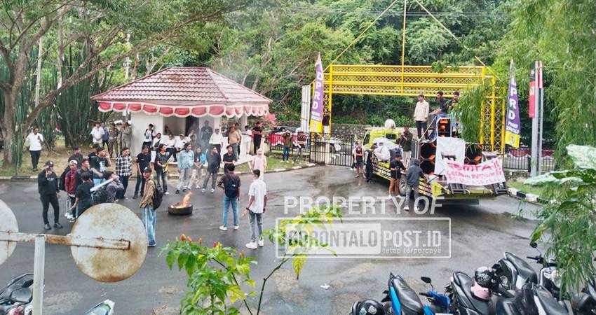 Unjuk rasa mahasiswa di depan kantor Deprov, kemarin (25/8). (Rahmat Malik-Gorontalo Post)