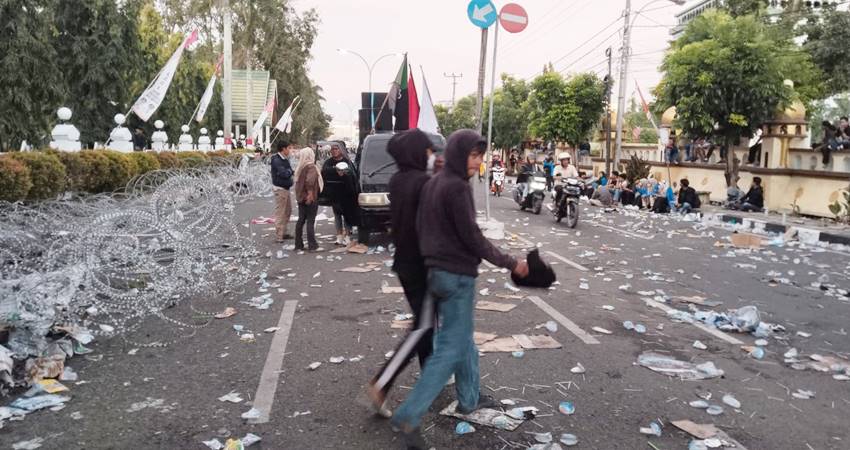 AKSI Demonstrasi masyarakat Kabupaten Bone, Sulawesi Selatan, yang berujung ricuh, memprotes kebijakan pemerintah daerah yang menaikkan Pajak Bumi dan Bangunan Perdesaan dan Perkotaan (PBB-PP), Selasa (19/8).