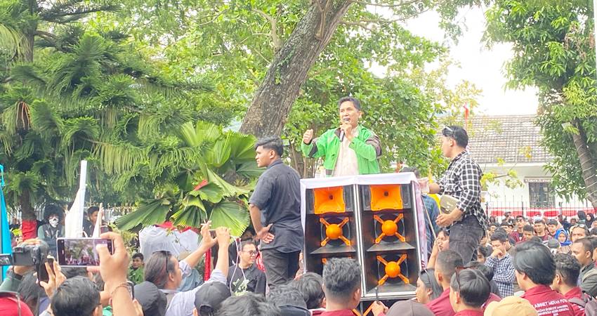 Massa aksi saat melakukan orasi di depan Rumah Dinas Gubernur Gorontalo pada Jumat (29/8/2025). (F.Istimewa)