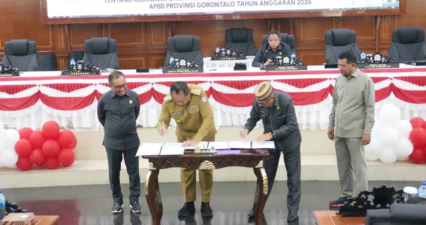 Ketua Deprov Gorontalo Thomas Mopili bersama Gubernur Gusnar Ismail menandatangani nota kesepakatan KUA-PPAS APBD 2026 dalam rapat paripurna, kemarin (11/8).