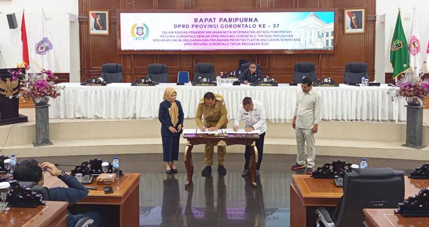 Ketua Deprov Gorontalo Thomas Mopili bersama Gubernur Gusnar Ismail menandatangani nota kesepakatan KUA-PPAS perubahan APBD 2025 dalam rapat paripurna, kemarin (4/8).