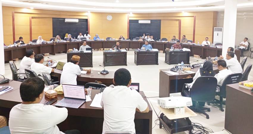 Rapat Badan Anggaran (Banggar) bersama TAPD dengan sejumlah OPD Pemprov Gorontalo, kemarin (20/8).