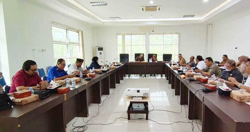 Rapat kerja Komisi III dengan Badan Anggaran (Banggar) Deprov Gorontalo membahas KUA-PPAS APBD 2026, kemarin (5/8).