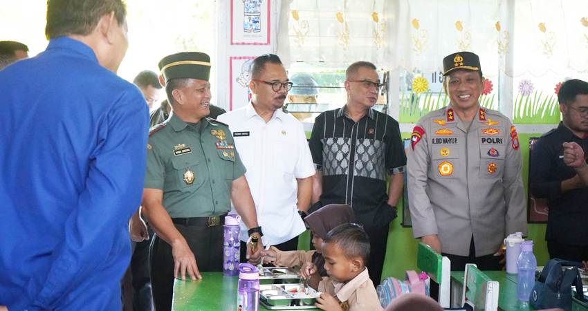 Ketua Deprov Gorontalo Thomas Mopili bersama Gubernur dan Forkopimda meninjau program makan bergizi gratis di Kabupaten Gorontalo, kemarin (31/7).