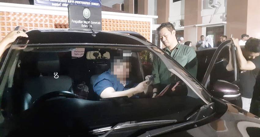 Tim Opsnal Satuan Reskrim Polresta Gorontalo Kota, mengamankan terduga pelaku kasus dugaan penipuan dan penggelapan uang sebesar Rp 500 juta atas nama DY, usai mengikuti persidangan di PN Gorontalo.