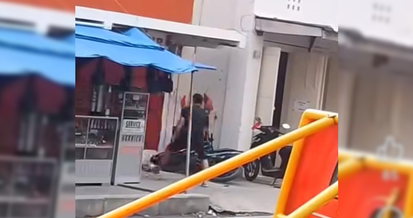 Duel berdarah antara dua pria di kawasan pertokoan atau pasar tua Kota Gorontalo.