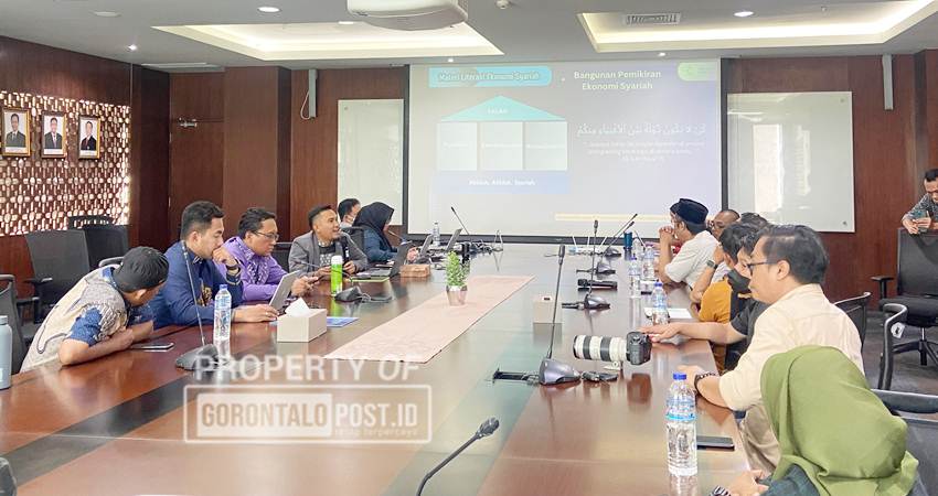 Para wartawan Se-Gorontalo saat mengikuti kegiatan TOT Literasi Ekonomi Syariah yang diselenggarakan Bank Indonesia Provinsi Gorontalo, Kamis (31/7). (Foto : Diyanti/Gorontalo Post)