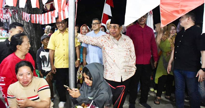 Wali Kota Gorontalo, Adhan Dambea dan Wakil Wali Kota Gorontalo, Indra Gobel ketika menemui pedagang dan pengunjung kawasan kuliner di Lapangan 11 Maret, Kelurahan Buladu, Kecamatan Kota Barat. (Foto: Prokopim)