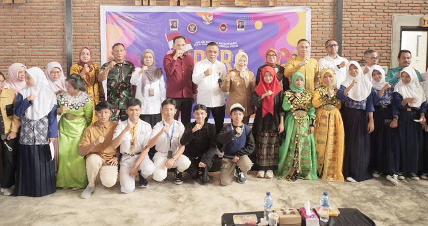 Wakil Gubernur Gorontalo foto bersama saat pelaksanaan Gelar Budaya Nusantara dan Lomba Puisi, Apresiasi FKPT Gorontalo Dorong Generasi Muda Cinta Damai. (Foto : dok/fkpt)