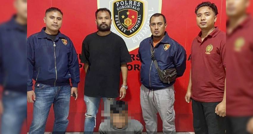 Pelaku penikaman saat diamankan petugas kepolisian Polsek Telaga.