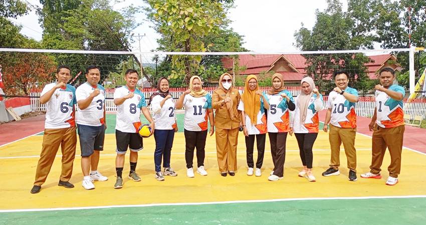 Tim bola voli setwan Gorut bersama manager, Kabag Tata Usaha dan Kehumasan, Yayu Rahayu Dali, Senin (11/08/2025).