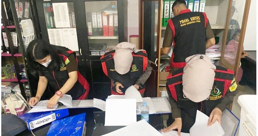 Penggeledahan dokumen yang dilakukan Satuan Khusus Kejari Gorut di kantor UKPBJ Blok Plan Gorut , Kamis (29/8/2025).