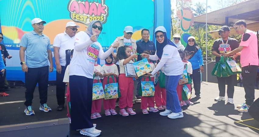 HADIAH. Bupati Gorontalo Sofyan Puhi didampingi Wakil Bupati Tony S Junus dan Ketua TP PKK Maryam Puhi Pago dan wakil Ketua TP PKK Veny Anwar saat menyerahkan hadiah bagi para anak yang sudah tampil