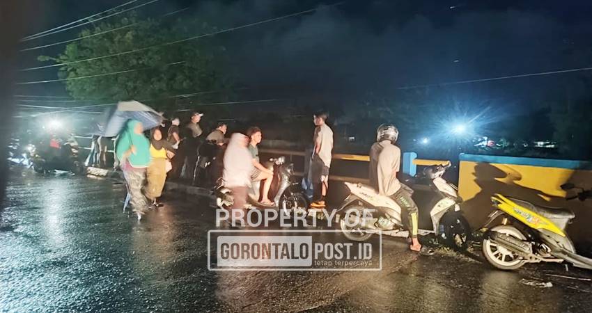 Pencairan korban hanyut di lokasi jembatan Jodoh. Desa Tinelo, Kecamatan Tilango, Kabupaten Gorontalo, Selasa (19/8), menjadi perhatian warga setempat Selasa (19/8). (F. Natharahman/ Gorontalo Post)