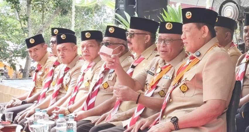 HADIR.Bupati Gorontalo Sofyan Puhi saat berbincang dengan Gubernur Gorontalo Gusnar Ismail dalam agenda pramuka akbar Kemah Bakti Gema restorasi