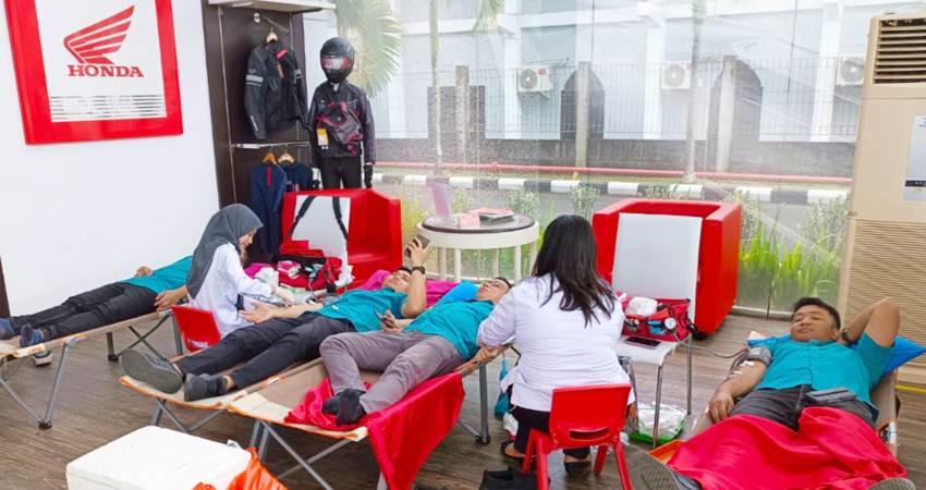 HONDA PEDULI - Aksi donor darah yang rutin digelar PT Daya Adicipta Wisesa, kembali berlangsung Selasa (5/8). (foto : dok /daw)