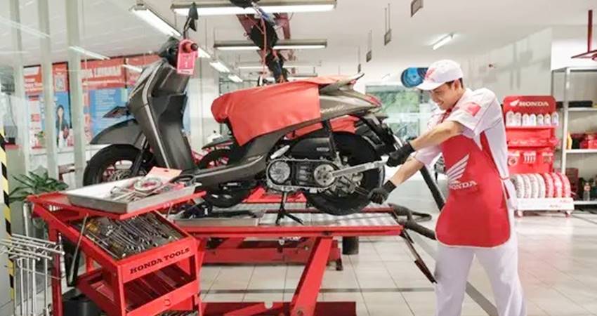 Perawatan V-Belt yang dilakukan teknisi bengkel resmi sepeda motor honda AHASS . (foto : dok /daw)