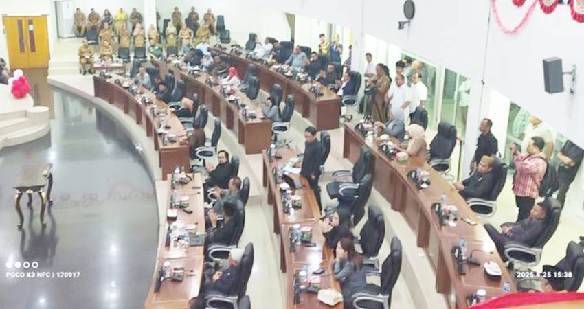 Anggota Deprov dari fraksi Nasdem Umar Karim menjadi satu-satunya anggota Deprov yang berdiri dalam rapat paripurna pengesahan APBD-P 2025 yang menandai sikap penolakan atas pengesahan APBD-P, kemarin (25/8).