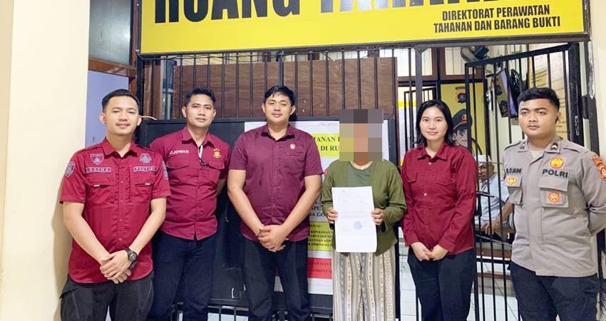 Seorang IRT diamankan polisi usai diduga mencuri tas yang berisi barang berharga milik anggota polisi di Masjid RSAS