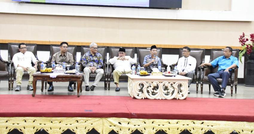 Aleg DPR RI, Elnino Mohi dan Wali Kota Gorontalo, Adhan Dambea pada kegiatan pelatihan teknologi digital yang di gelar Elnino Center bekerjasama dengan Pemerintah Kota Gorontalo, Sabtu (2/8/2025). (Foto: Prokopim)