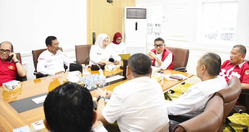Suasana Rakor yang dipimpin Wakil Wali Kota Gorontalo, Indra Gobel terkait pengusaha asal Malaysia yang bakal berinvestasi di bidang kesehatan, Rabu (20/8/2025). (Foto: Prokopim)