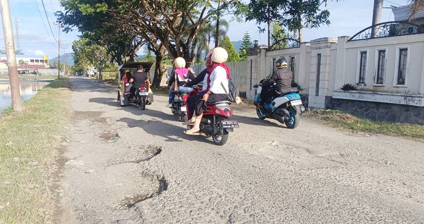 Kondisi Jalan Taman Surya, Kelurahan Moodu, Kecamatan Kota Timur, Kota Gorontalo saat ini berlubang. (F. Zulkifli/ Gorontalo Post)