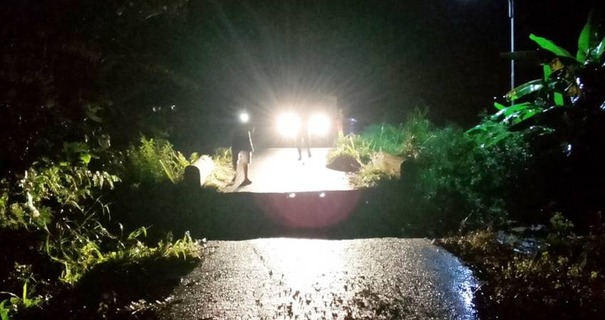 Jembatan di Kecamatan Mootilango, Kabupaten Gorontalo, yang menghubungkan antara Desa Helumo dan Desa Payu ambruk.