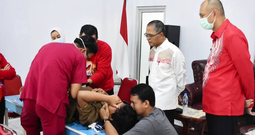 Sekda Kota Gorontalo, Ismail Madjid ketika melihat seorang anak tengah dikhitan, Kamis (14/8/2025). (Foto: Prokopim)